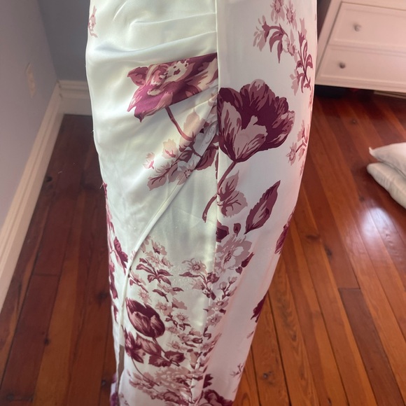 Reformation size 6 satin dress (white with burgundy flowers). - Picture 8 of 12